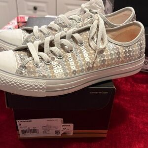 Converse Women's Sequin Sneakers Silver and Cream rare find size 9 women’s new